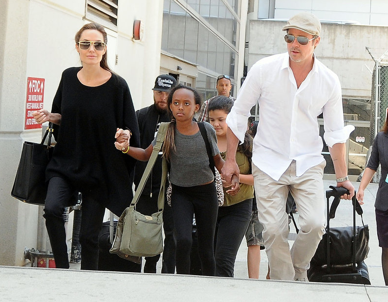 Angelina och Brad var på resande fot med familjen. Angelina och Brad var på resande fot med familjen.